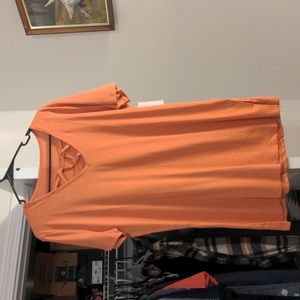 Short sleeve peach in color. Il